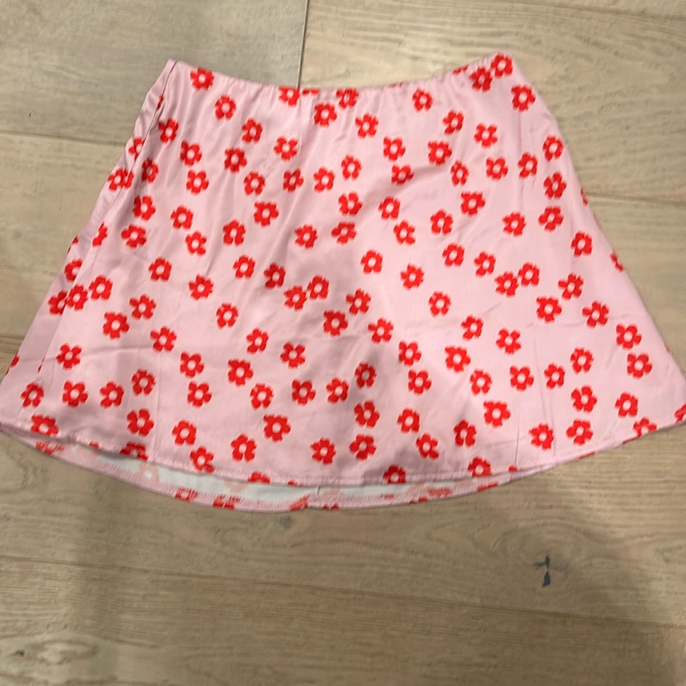 Princess Polly station pink mini skirt w red flower design.